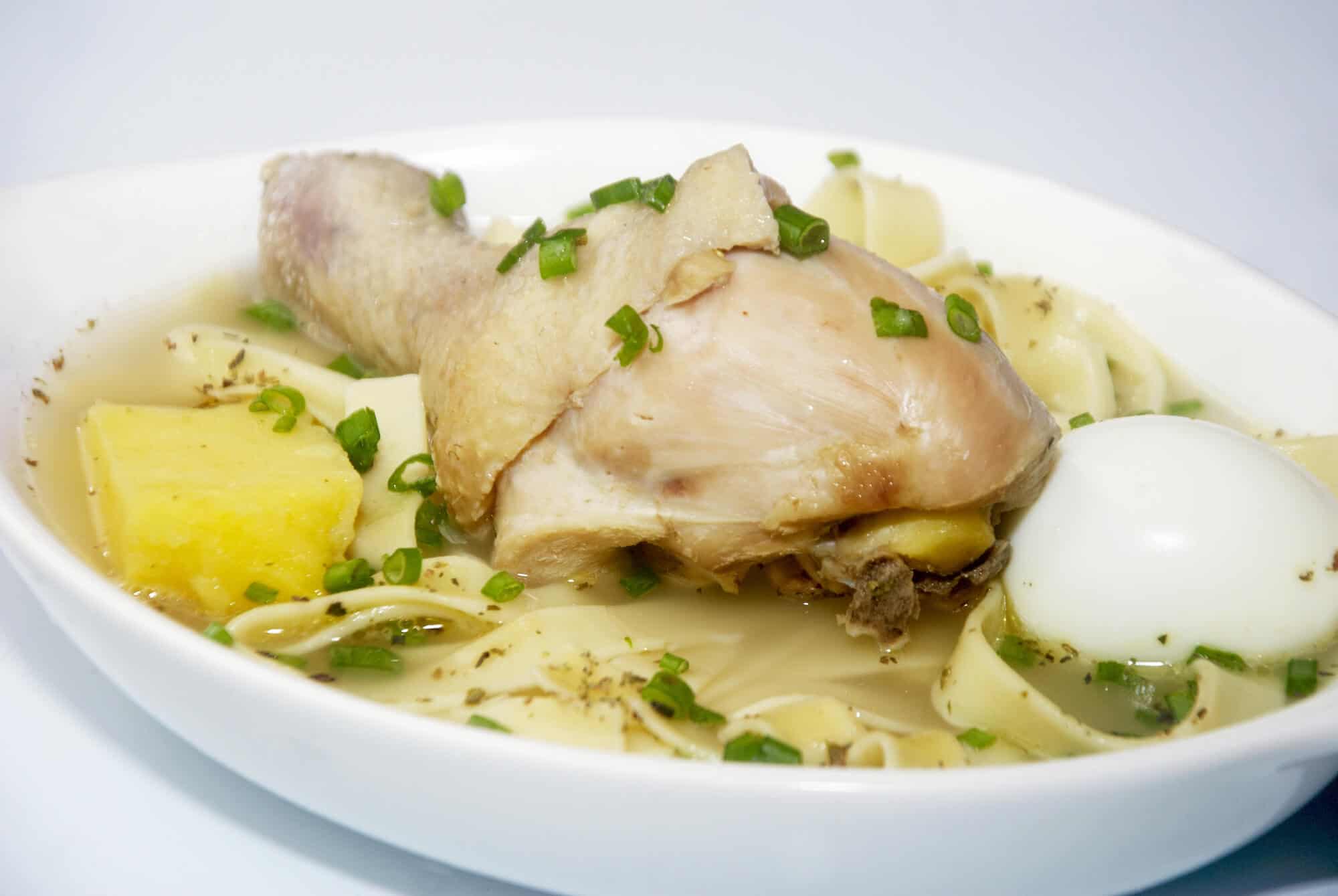 Caldo de gallina guatemalteco